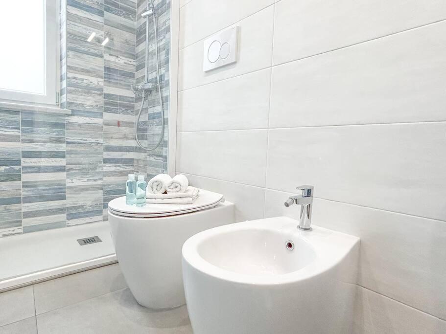 Free Parking - Elegante Casa Con Wifi -Smarttv Appartement Savona Buitenkant foto