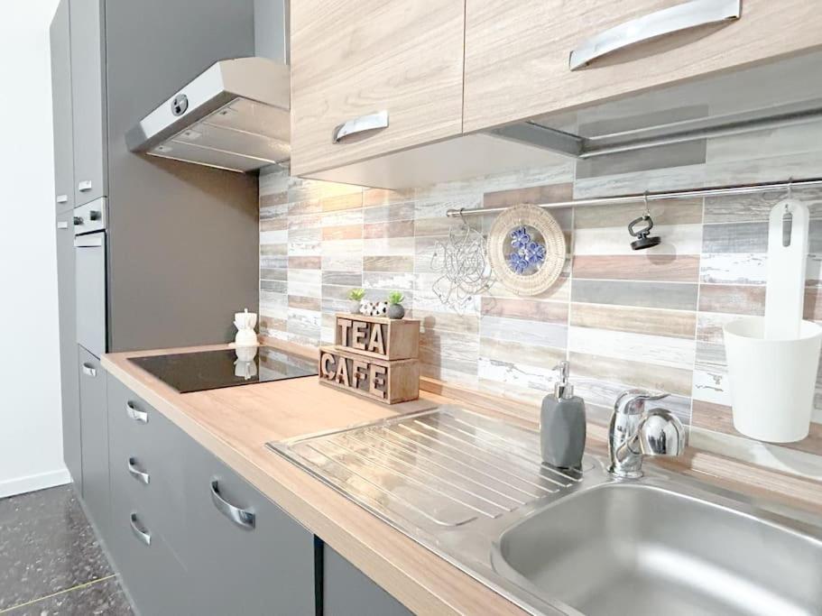 Free Parking - Elegante Casa Con Wifi -Smarttv Appartement Savona Buitenkant foto