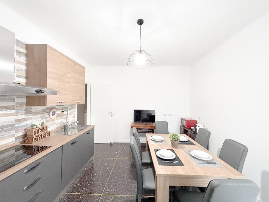 Free Parking - Elegante Casa Con Wifi -Smarttv Appartement Savona Buitenkant foto