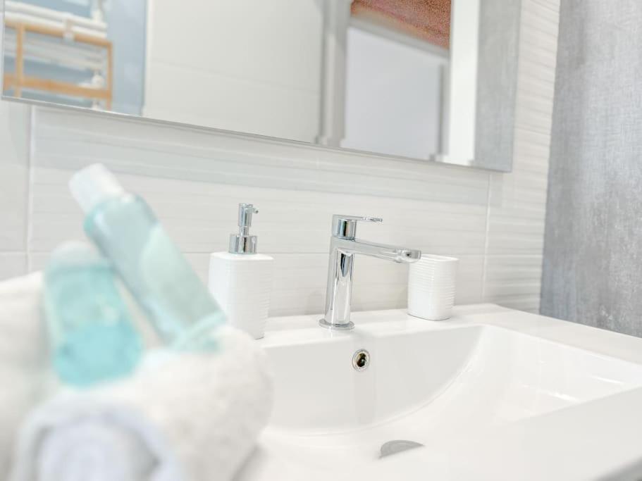 Free Parking - Elegante Casa Con Wifi -Smarttv Appartement Savona Buitenkant foto